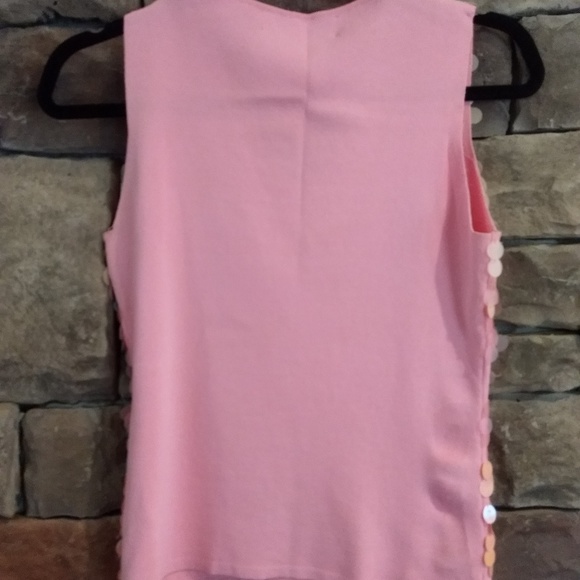 Pink disk sleeveless top - Picture 2 of 4